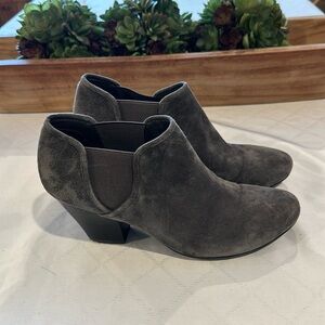Vaneli Jody‎ Women’s Grey Suede Chelsea Ankle Boots booties Heels Shoes size 9